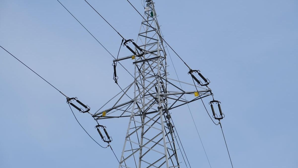 Słup energetyczny z liniami wysokiego napięcia