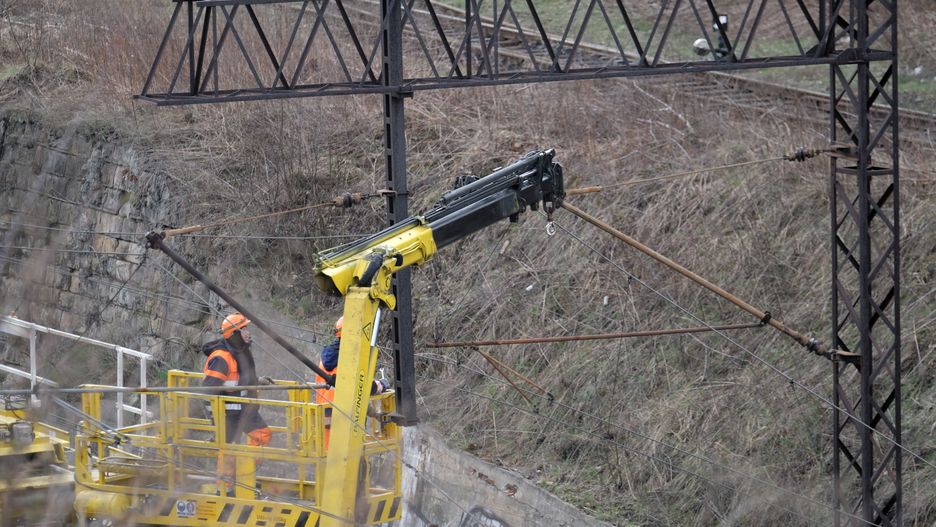 Chorzów, 06.04.2021. Prace naprawcze w rejonie ul. Poznańskiej w Chorzowie, 6 bm. Poprzedniego dnia w tym miejscu słup trakcji kolejowej przewrócił się na pociąg pasażerski. Nikomu nic się nie stało, jednak tory zostały zablokowane w obu kierunkach. Przyczyną zdarzenia mógł być silny wiatr. (aldg) PAP/Andrzej Grygiel