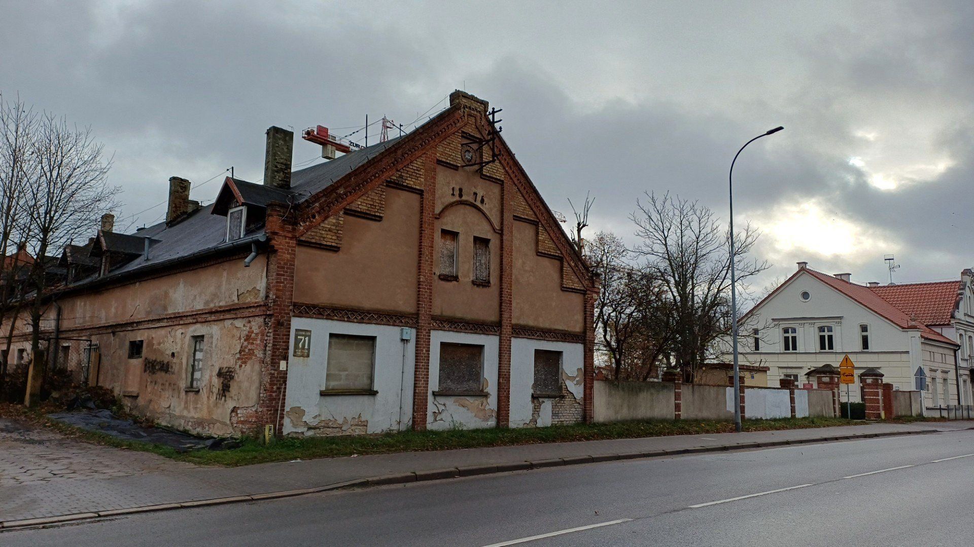 Budynek przy ul. Grunwaldzkiej 71, Lipowy Dwór, tzw. stara Wozownia stanowią dawny &#34;Majątek Russotschin&#34; - istniał do 1945 roku