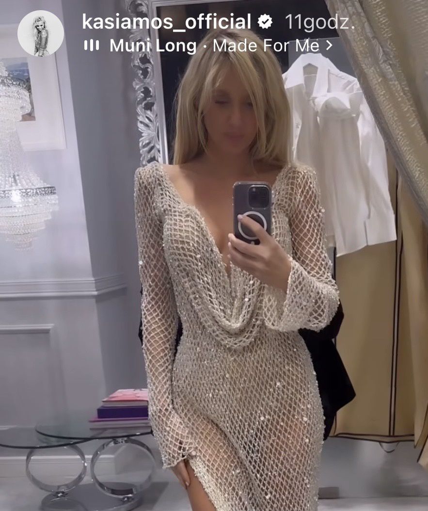 Kasia Moś w sukni z siateczki