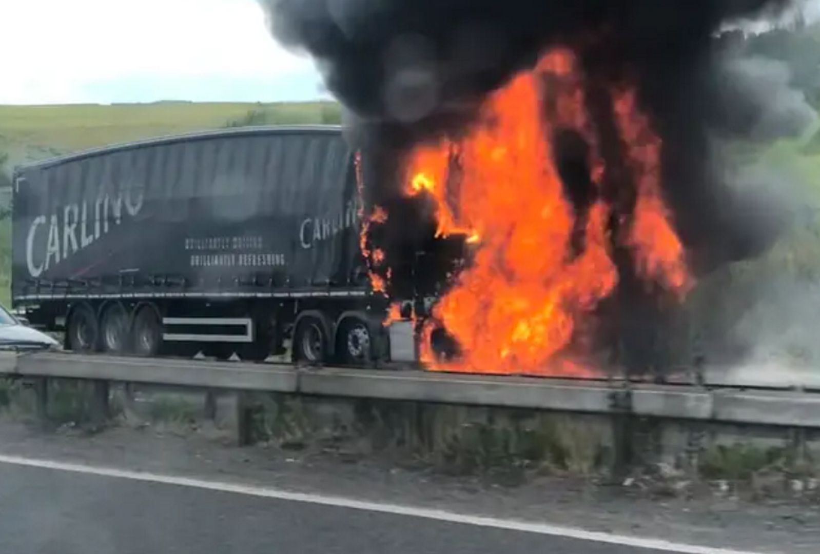 Płonąca ciężarówka zablokowała ruch na autostradzie