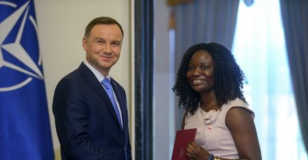 Andrzej Duda pozuje z amerykańskimi studentami w Pałacu Prezydenckim (ZDJĘCIA)