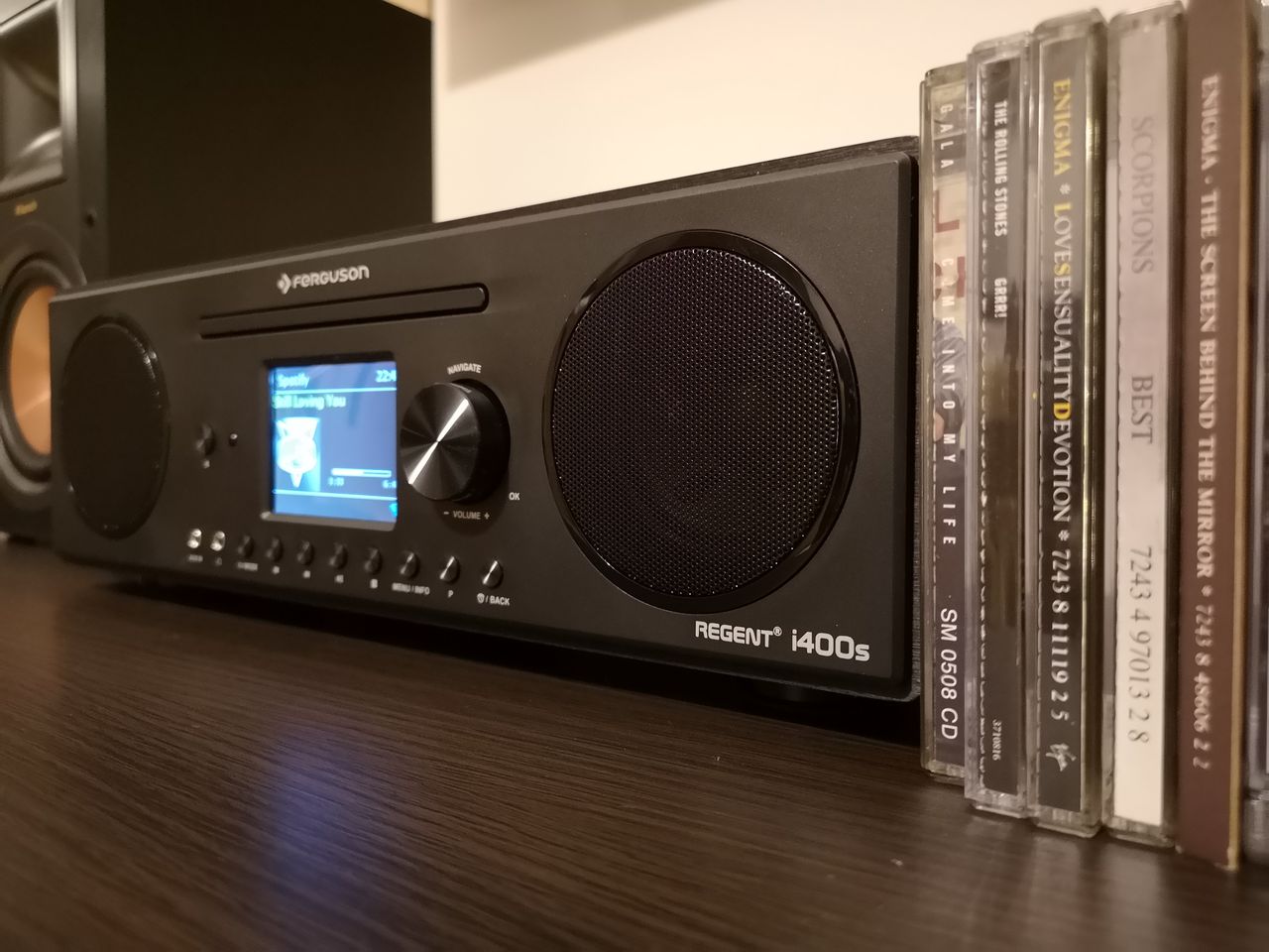 Płyty CD, radio FM lub DAB+, a może playlista na Spotify? Regent i400s radzi sobie ze wszystkim.