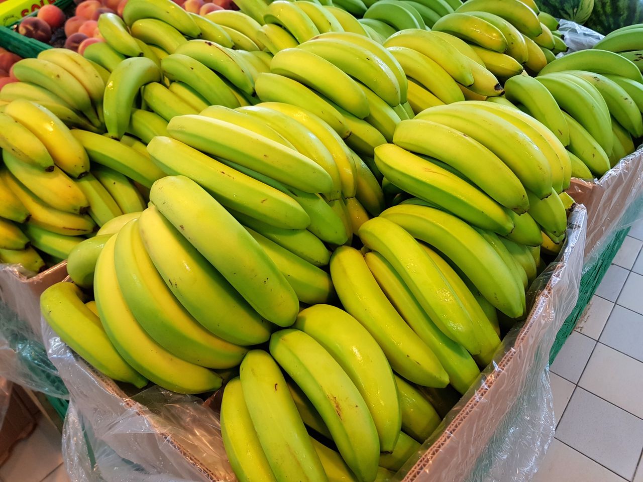 Nie odrzucaj w sklepie takich bananów. Większość Polaków unika, a dla jelit to prawdziwy skarb