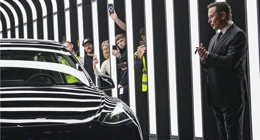 Ogromne spadki Tesli w Europie. Muskowi szkodzi polityczny romans z Trumpem i AfD?