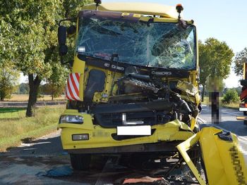 Woskrzenice Duże: Tragiczny finał zderzenia dwóch ciężarówek. 39-latek zmarł w szpitalu wskutek odniesionych obrażeń
