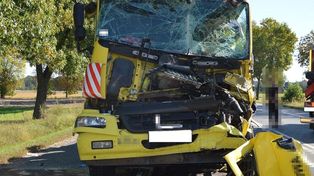 Woskrzenice Duże: Tragiczny finał zderzenia dwóch ciężarówek. 39-latek zmarł w szpitalu wskutek odniesionych obrażeń