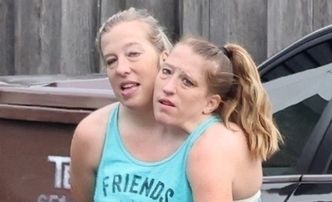Bliźniaczki syjamskie Abby i Brittany Hensel "przyłapane" z pupilem u groomera. Siostry miały niedawno zostać MATKAMI