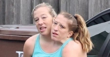 Bliźniaczki syjamskie Abby i Brittany Hensel "przyłapane" z pupilem u groomera. Siostry miały niedawno zostać MATKAMI