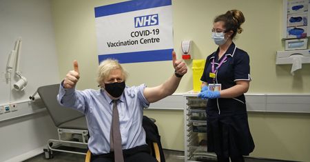 Koronawirus. Boris Johnson zaszczepiony preparatem AstraZeneca
