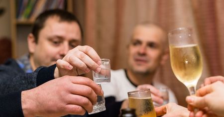 Kiedy przestać pić alkohol? Naukowcy podali wiek
