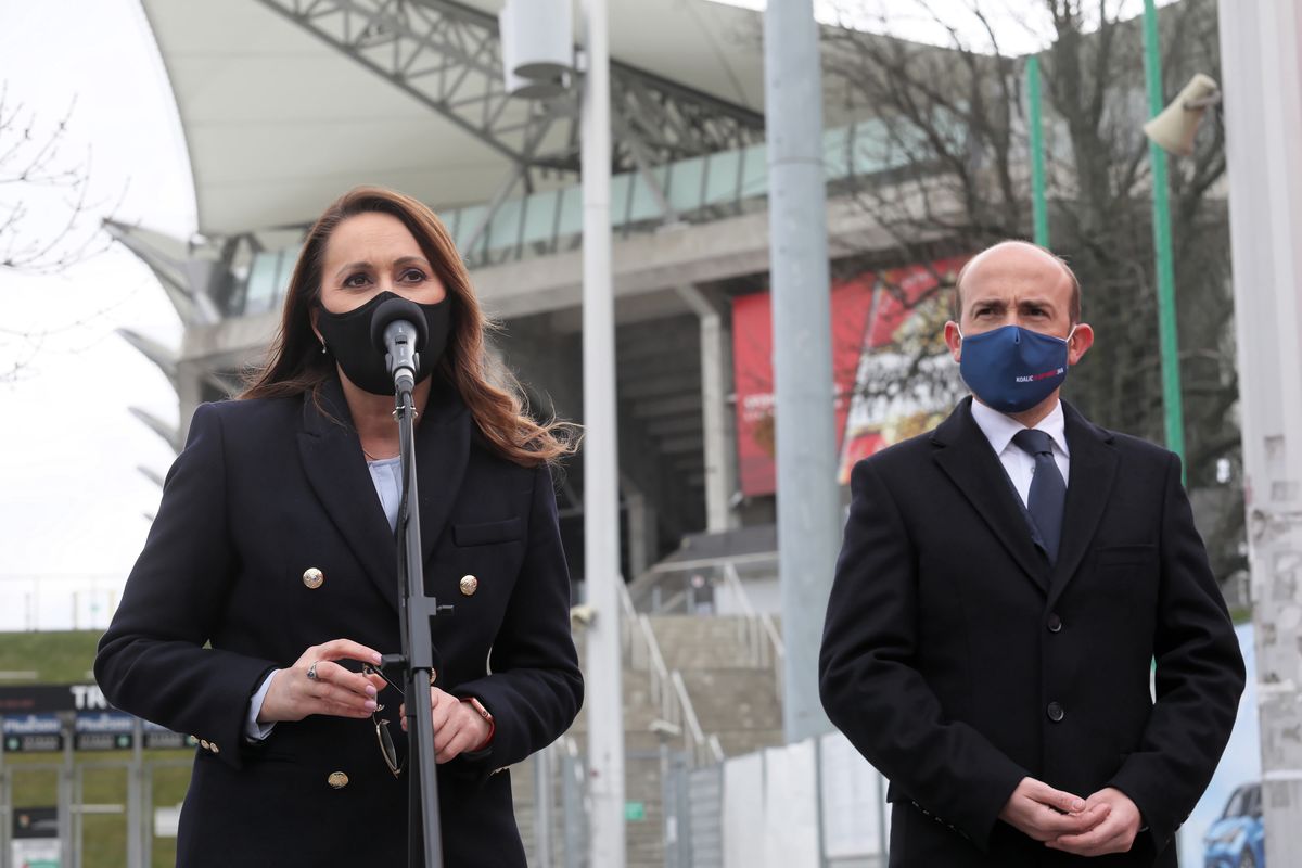 Warszawa. Borys Budka i Renata Kaznowska podczas konferencji prasowej przed stadionem Legii nt. miejskiego programu punktów szczepień masowych