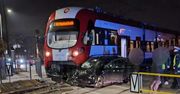 Zderzenie pociągu WKD z autem. Zablokowany przejazd dla pociągów i pojazdów