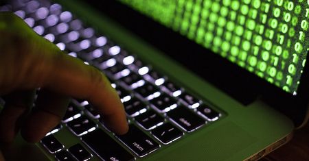 Ataki na 69 proc. polskich firm. Często wykorzystują USB