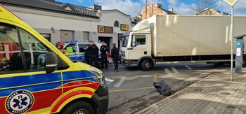 Groźne zdarzenie w centrum Płocka. Kobieta potrącona przez dostawczego MAN-a