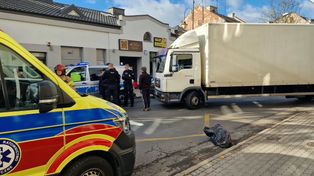 Groźne zdarzenie w centrum Płocka. Kobieta potrącona przez dostawczego MAN-a