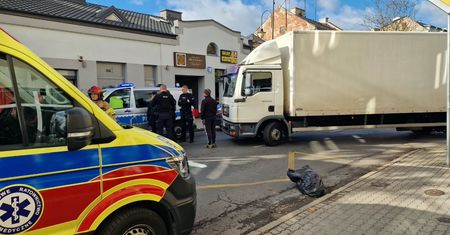 Groźne zdarzenie w centrum Płocka. Kobieta potrącona przez dostawczego MAN-a