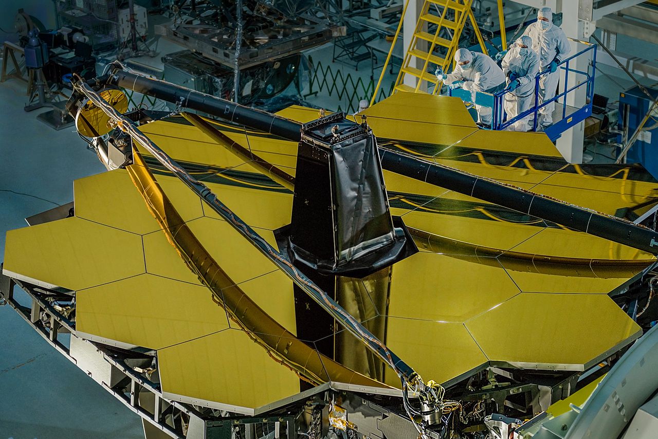 Tak wygląda główne zwierciadło Kosmicznego Teleskopu Jamesa Webba.