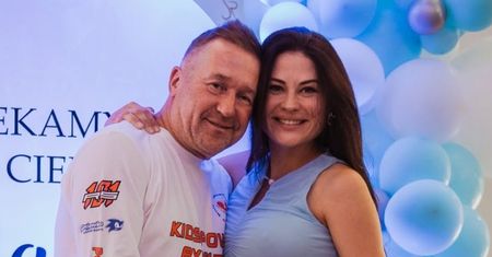 Rafał Sonik pozuje z SYNAMI i młodszą o 24 lata ukochaną Izą (FOTO)
