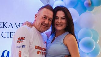 Rafał Sonik pozuje z SYNAMI i młodszą o 24 lata ukochaną Izą (FOTO)