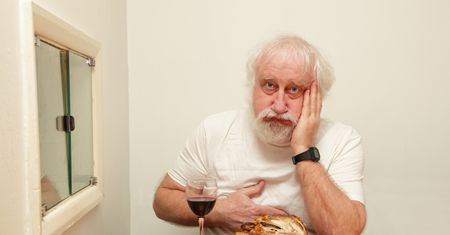 Najgorszy alkohol dla jelit. Stąd wzdęcia i ból brzucha