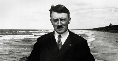 Pamiątki po Hitlerze na sprzedaż. "Osobisty majątek ludobójcy"