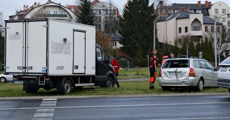 Pieczywo nie dojedzie do sklepu na czas. Na al. Solidarności pojazd dostawczy uderzył w tył osobówki. Jedna osoba poszkodowana