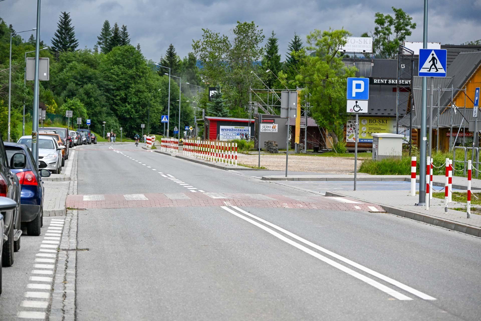 Wzniesienia na przejściach dla pieszych koło Stacji Narciarskiej Polana Szymoszkowa w Zakopanem