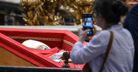 Gorszące sceny przed trumną Franciszka. "Ze świątyni zrobiono muzeum"