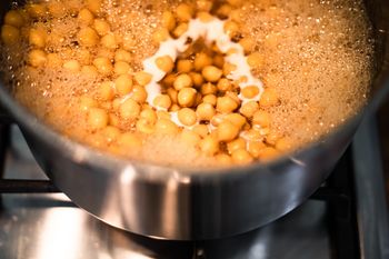 Ta witamina wpływa na rytm wypróżnień. Poprawia pracę jelit i przyspiesza motorykę