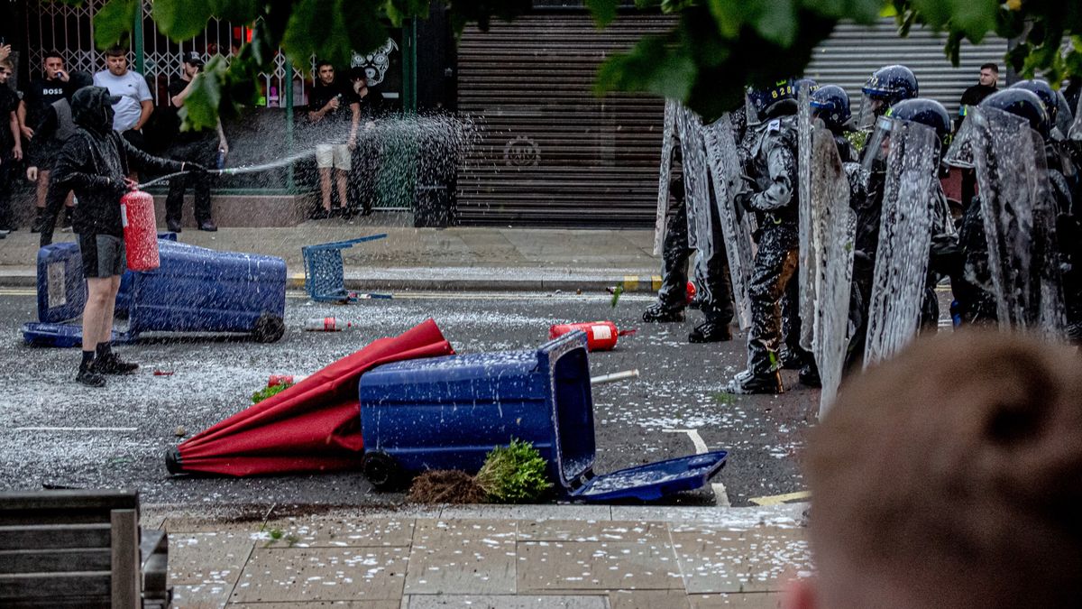 'Enough Is Enough' Rally In Sunderland
SUNDERLAND, ENGLAND - AUGUST 02: Far-right activists hold an 'Enough is Enough' protest on August 02, 2024 in Sunderland, England. After the murders of three girls in Southport earlier this week, misinformation spread via social media and fueled acts of violent rioting from far-right actors across England. While they prefer to be called 'concerned parents', their actions point to racial hatred with a particular focus on Islamophobia thus targeting mosques. (Photo by Drik/Getty Images)
Drik
police, union jack, southport, banners, extremists, bricks, gathering, groups, st george's flag, march, fire, riots, concerned parents, far right