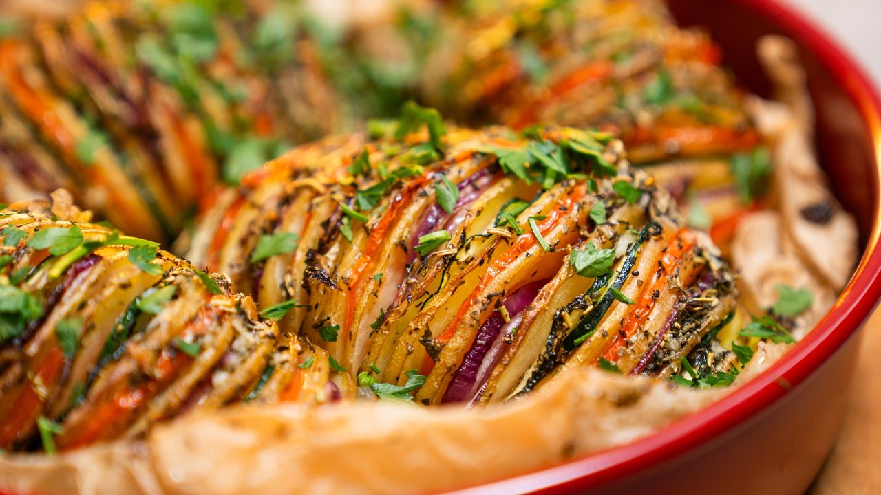 Nacinam ziemniaki i przekładam warzywami. Na taki obiad nikogo nie trzeba wołać