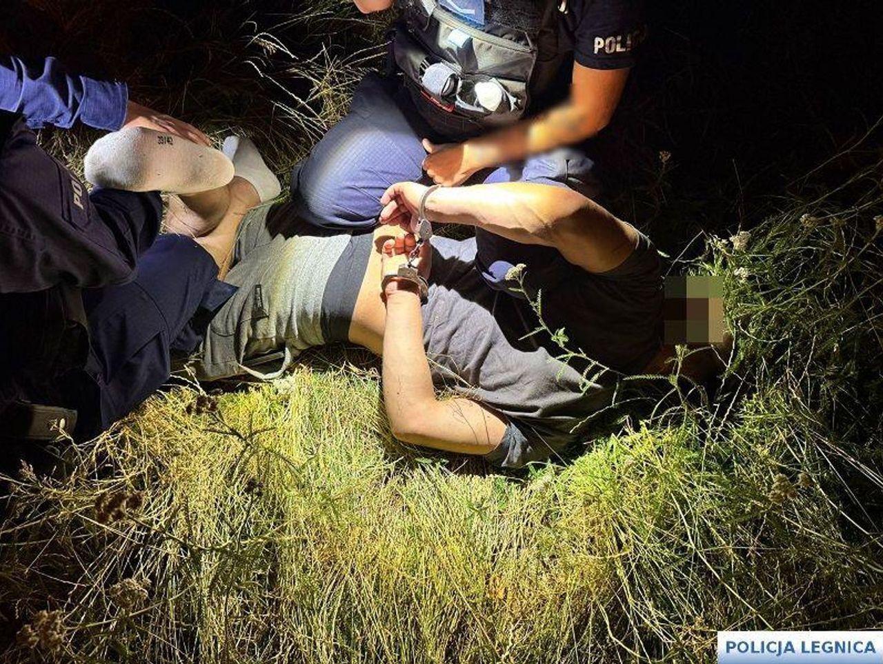 Jeździł pijany i groził bronią. Złapali go, gdy spał w aucie
