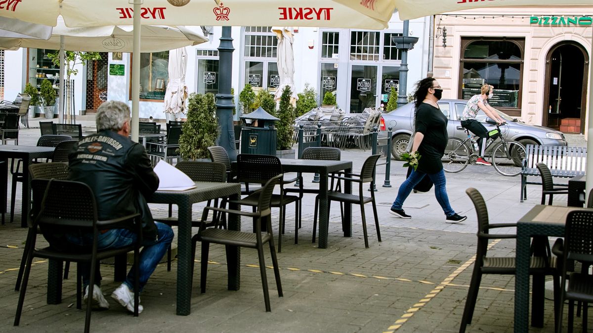 Restauratorzy z powiatów czerwonych mogą od soboty przyjmować mniej gości