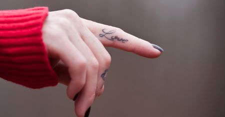Tatuaże na palcach biją rekordy popularności. Jaki wybrać wzór i co należy o nich wiedzieć?