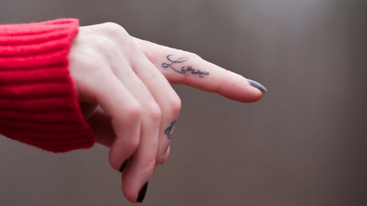 Tatuaże na palcach biją rekordy popularności. Jaki wybrać wzór i co należy o nich wiedzieć? 1