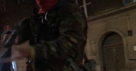 Nagle wyciągnął broń! Przerażające nagranie ze Strajku Kobiet w Krakowie
