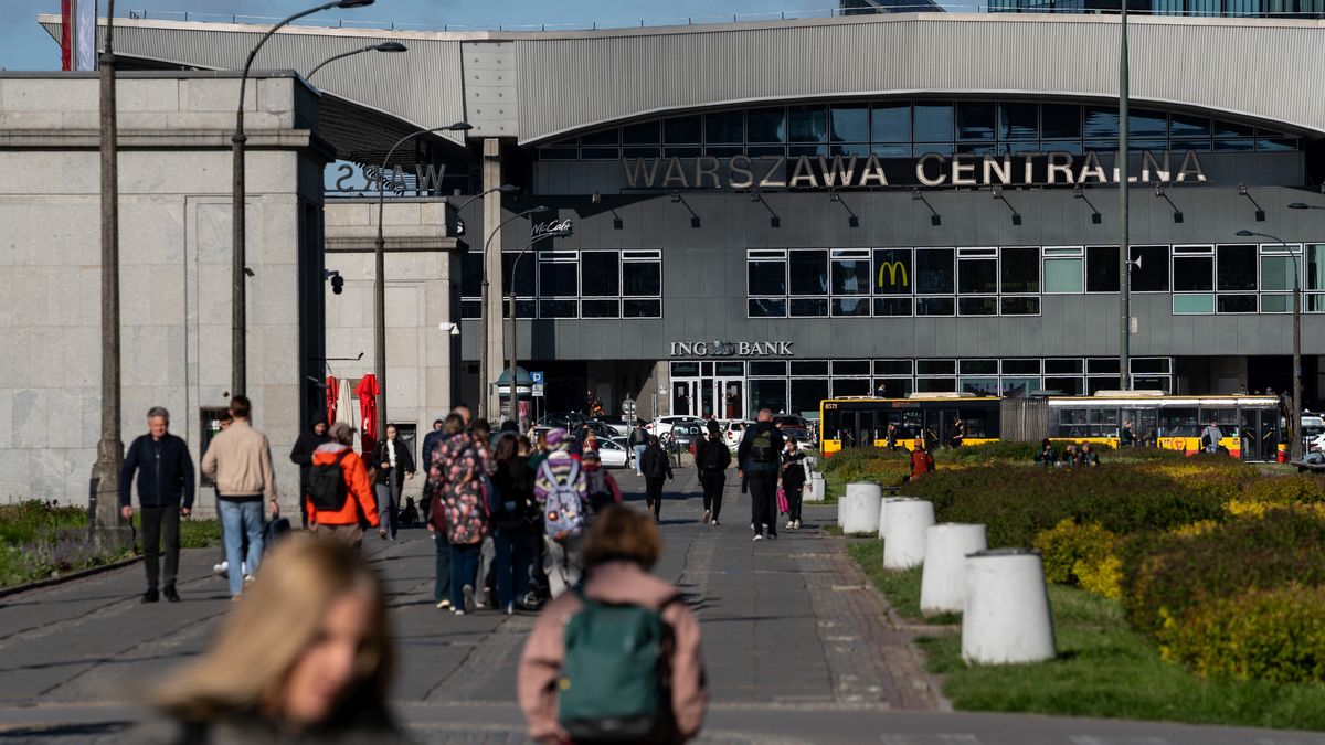 The central train station in Warsaw, Poland, on Wednesday, May 7, 2025. Poland's central bank cut interest rates for the first time since October 2023 as eastern Europe's biggest economy prepares to elect a new president in a little over a week's time. Photographer: Damian Lemanski/Bloomberg via Getty Images
