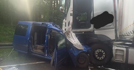 Czołowe zderzenie na Pomorzu. Trzy osoby nie żyją