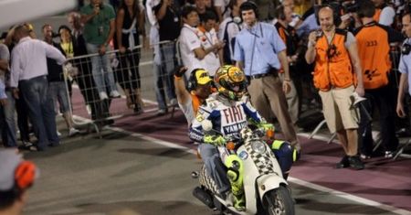 Valentino Rossi "kończy" wyścig na skuterze
