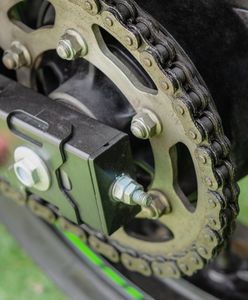 Jak smarować łańcuch motocyklowy? Nie można o tym zapominać