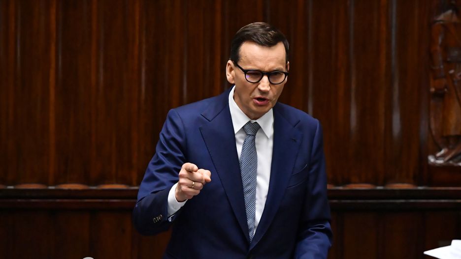 Warszawa, 09.06.2022. Premier Mateusz Morawiecki przemawia na sali obrad Sejmu w Warszawie, 9 bm. Sejm wznowił obrady; odbędą się m.in. głosowania nad poprawkami Senatu do ustawy o Sądzie Najwyższym. Posłowie wysłuchają też informacji o działalności Krajowej Rady Sądownictwa w 2021 roku. (mr) PAP/Piotr Nowak