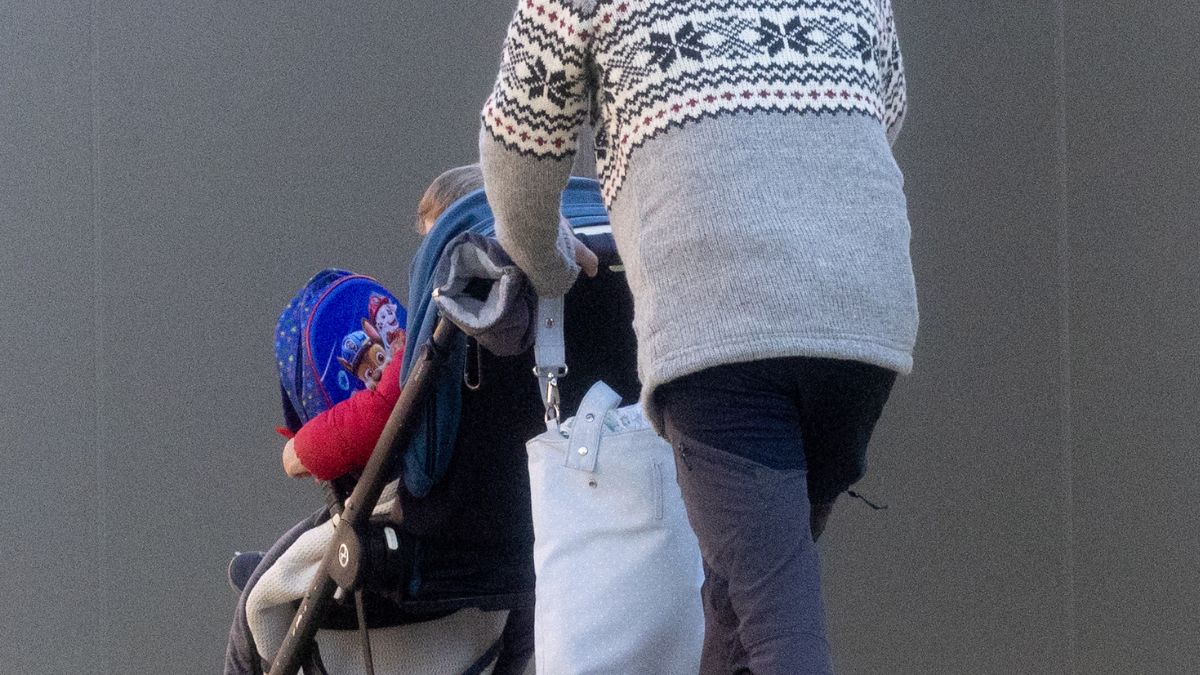 Ojciec z wózkiem dziecięcym. (zdjęcie ilustracyjne).