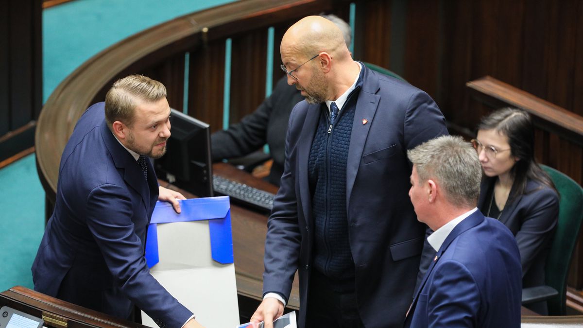 Warszawa, 29.11.2023. Posłowie KO Jakub Rutnicki (3P) i Jan Grabiec (2P) oraz minister-członek Rady Ministrów Jacek Ozdoba (L) na sali obrad Sejmu w Warszawie, 29 bm. Sejm zajmuje się odwołaniem członków Państwowej Komisji do spraw badania wpływów rosyjskich na bezpieczeństwo wewnętrzne Rzeczypospolitej Polskiej w latach 2007-2022. (jm) PAP/Paweł Supernak