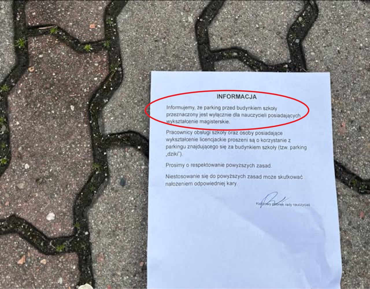 Kurier spojrzał na kartkę i nie dowierzał. "Wyłącznie wykształcenie magisterskie"