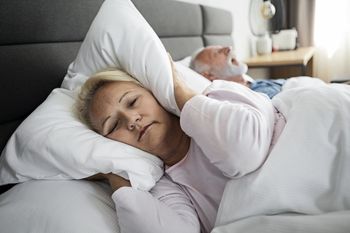 Bezdech senny a zmiany klimatu. Jak rosnące temperatury mogą pogarszać jakość snu i nasilać problemy z oddychaniem nocą
