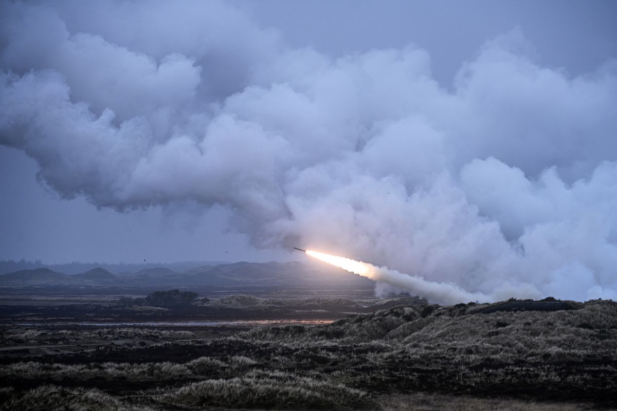 Реактивні системи залпового вогню HIMARS (Photo by Sergei Gapon/Anadolu Agency via Getty Images)