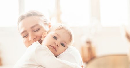 Dlaczego niemowlę chce być ciągle blisko? O potrzebie obecności w pierwszym roku życia