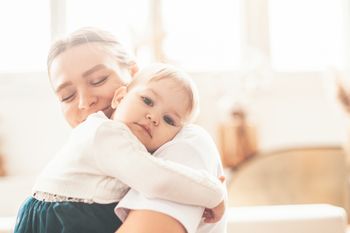 Dlaczego niemowlę chce być ciągle blisko? O potrzebie obecności w pierwszym roku życia
