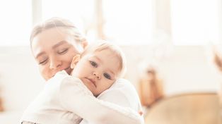 Dlaczego niemowlę chce być ciągle blisko? O potrzebie obecności w pierwszym roku życia
